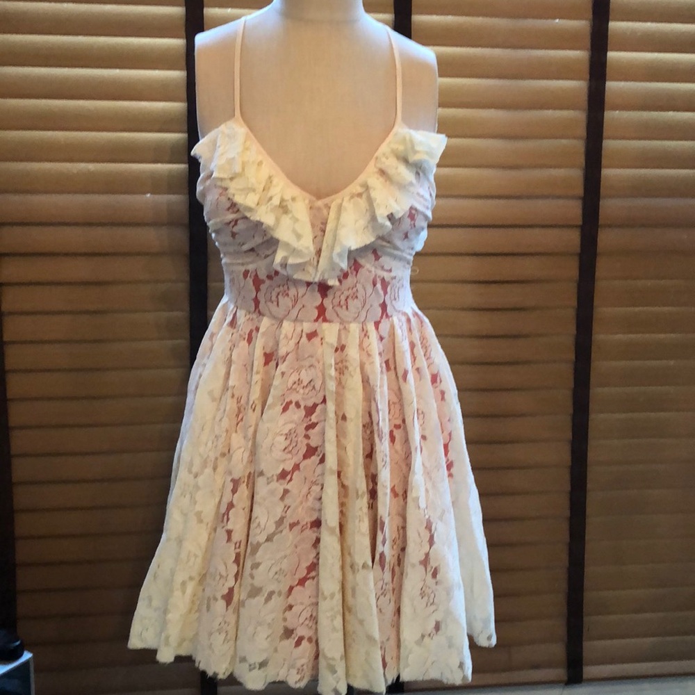 Gorgeous Chelsea & Violet Cream &Coral Lace Dress - Picture 1 of 7